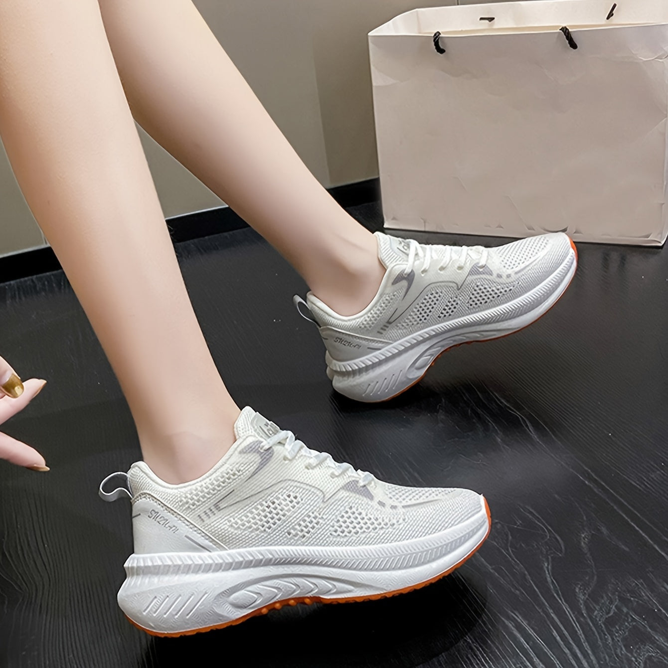 Zapatillas deportivas para mujer, transpirables y cómodas, de corte bajo en blanco con suela naranja. Con soporte estabilizador, ideales para todas las estaciones. Parte superior de tela transpirable y suela de goma para un rendimiento casual y seguro.