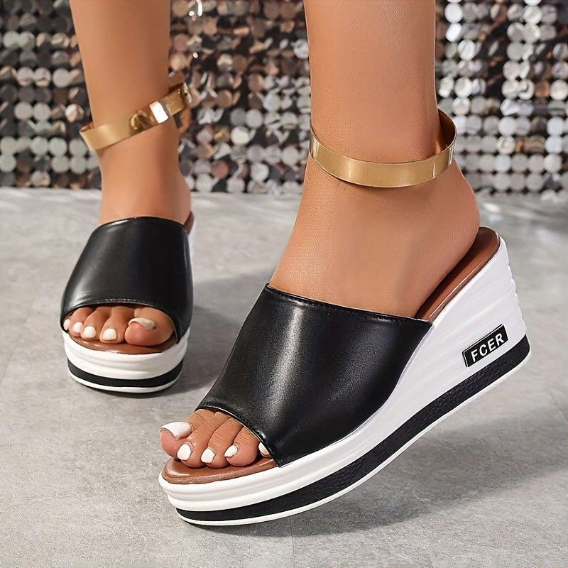 Diseño slip-on de punta abierta en blanco sólido, realzado con un elegante acento dorado en el tobillo. Con suela gruesa de poliuretano para un soporte duradero, son perfectas para un estilo casual y sofisticado.