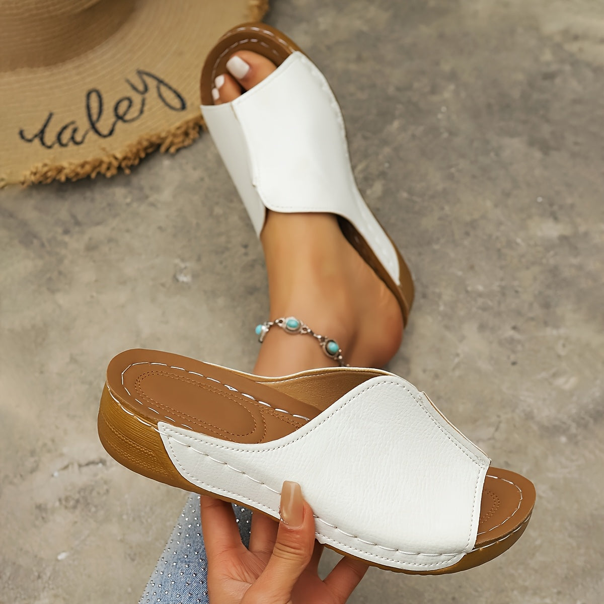 para tu look veraniego en esta temporada estas sandalias slip-on. Su diseño en color sólido, suela gruesa y tacón medio combinan estilo y confort para un calzado casual ideal. ¡Perfectas para tus días modernos y relajado