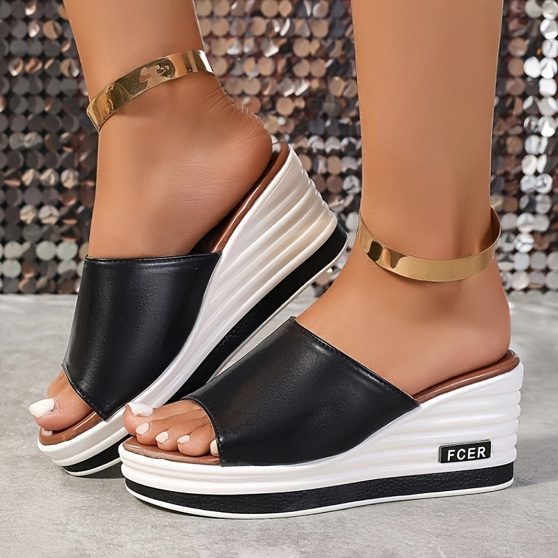 Diseño slip-on de punta abierta en blanco sólido, realzado con un elegante acento dorado en el tobillo. Con suela gruesa de poliuretano para un soporte duradero, son perfectas para un estilo casual y sofisticado.