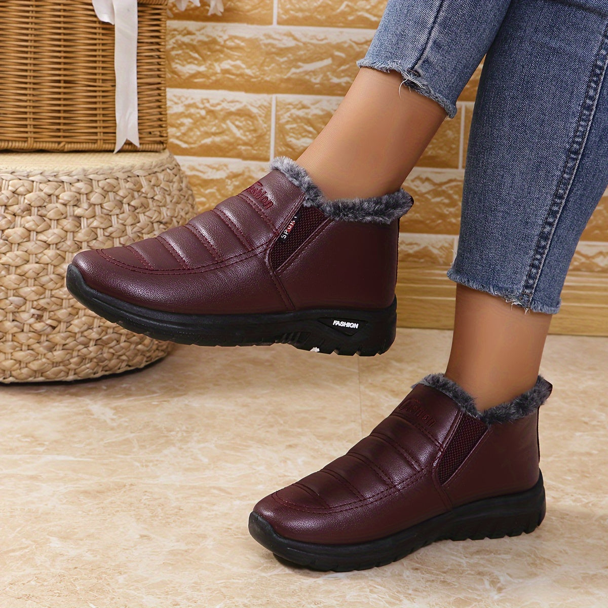 Descubre nuestros nuevos zapatos de invierno para mujer: ideales para exteriores, impermeables, antideslizantes y ultra cómodos. Con forro polar, te mantienen cálida y lista para cualquier aventura invernal.