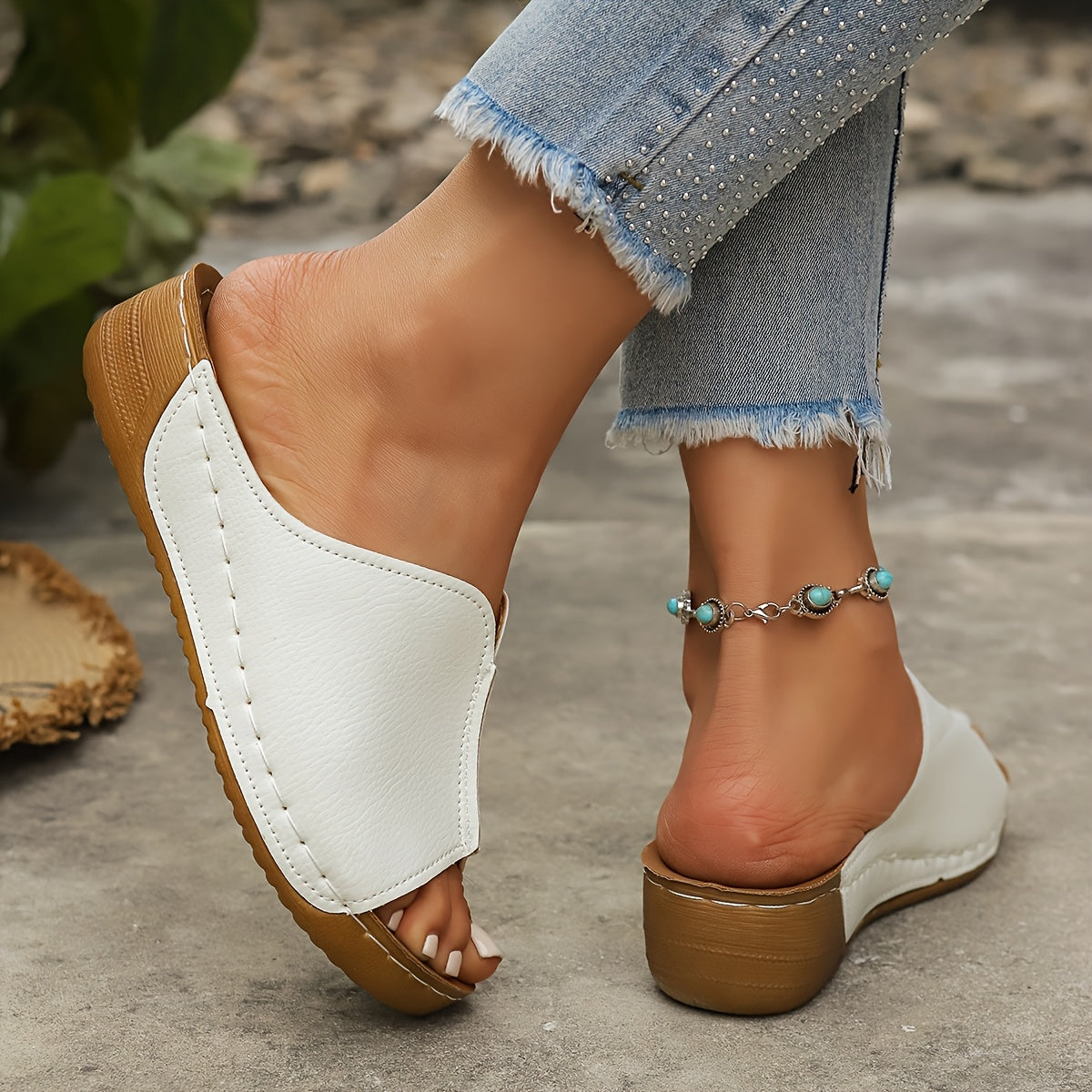 para tu look veraniego en esta temporada estas sandalias slip-on. Su diseño en color sólido, suela gruesa y tacón medio combinan estilo y confort para un calzado casual ideal. ¡Perfectas para tus días modernos y relajado