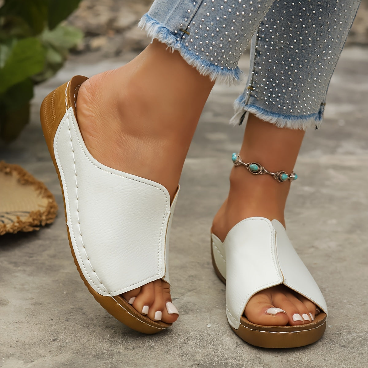 para tu look veraniego en esta temporada estas sandalias slip-on. Su diseño en color sólido, suela gruesa y tacón medio combinan estilo y confort para un calzado casual ideal. ¡Perfectas para tus días modernos y relajado
