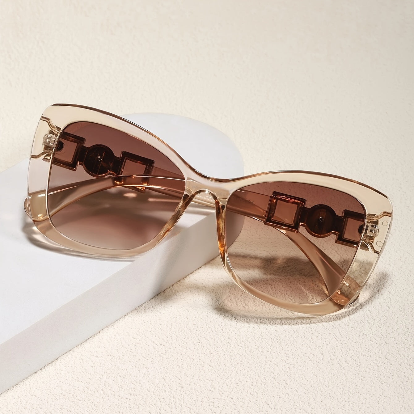 Gafas de Moda para Mujer – Diseño Cat-Eye con Montura Negra y Detalles Dorados