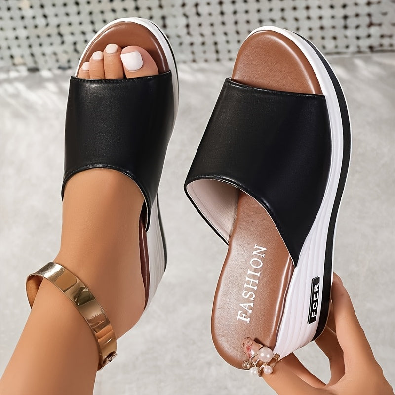 Diseño slip-on de punta abierta en blanco sólido, realzado con un elegante acento dorado en el tobillo. Con suela gruesa de poliuretano para un soporte duradero, son perfectas para un estilo casual y sofisticado.