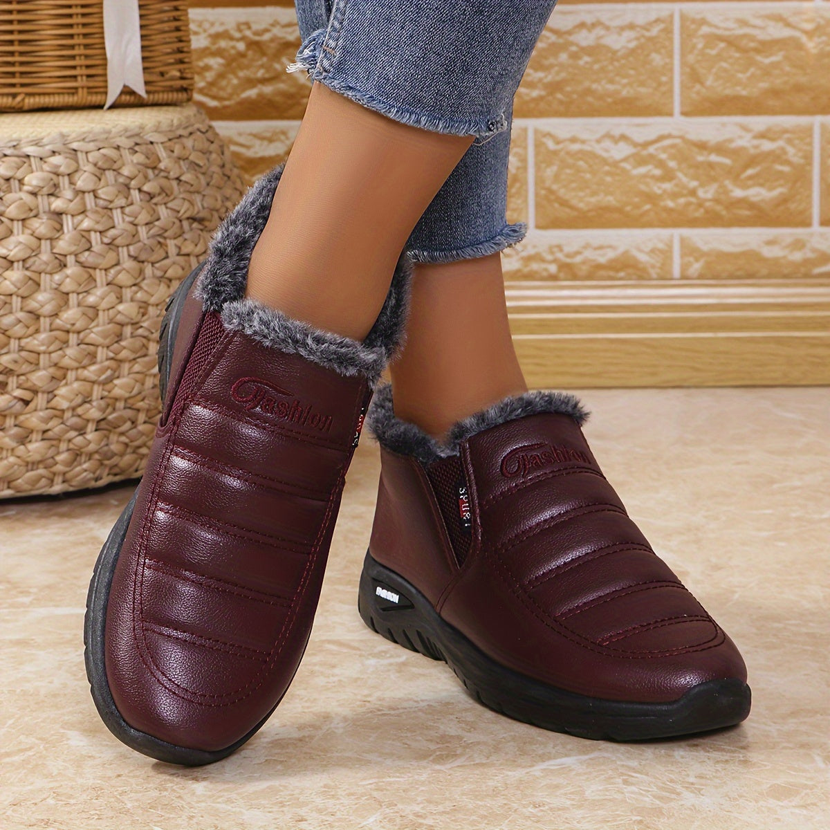 Descubre nuestros nuevos zapatos de invierno para mujer: ideales para exteriores, impermeables, antideslizantes y ultra cómodos. Con forro polar, te mantienen cálida y lista para cualquier aventura invernal.