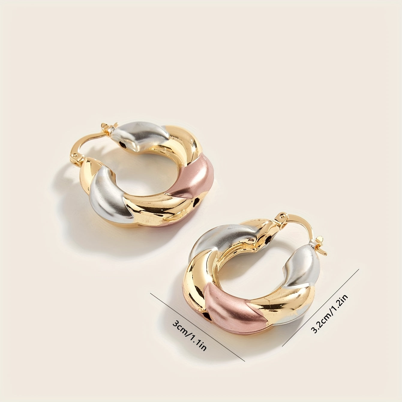 ¡Par de pendientes onda tricolor! Un diseño simple y adorable, ideal como regalo y para el uso diario. ¡Eleva tu estilo con un toque fresco y original!