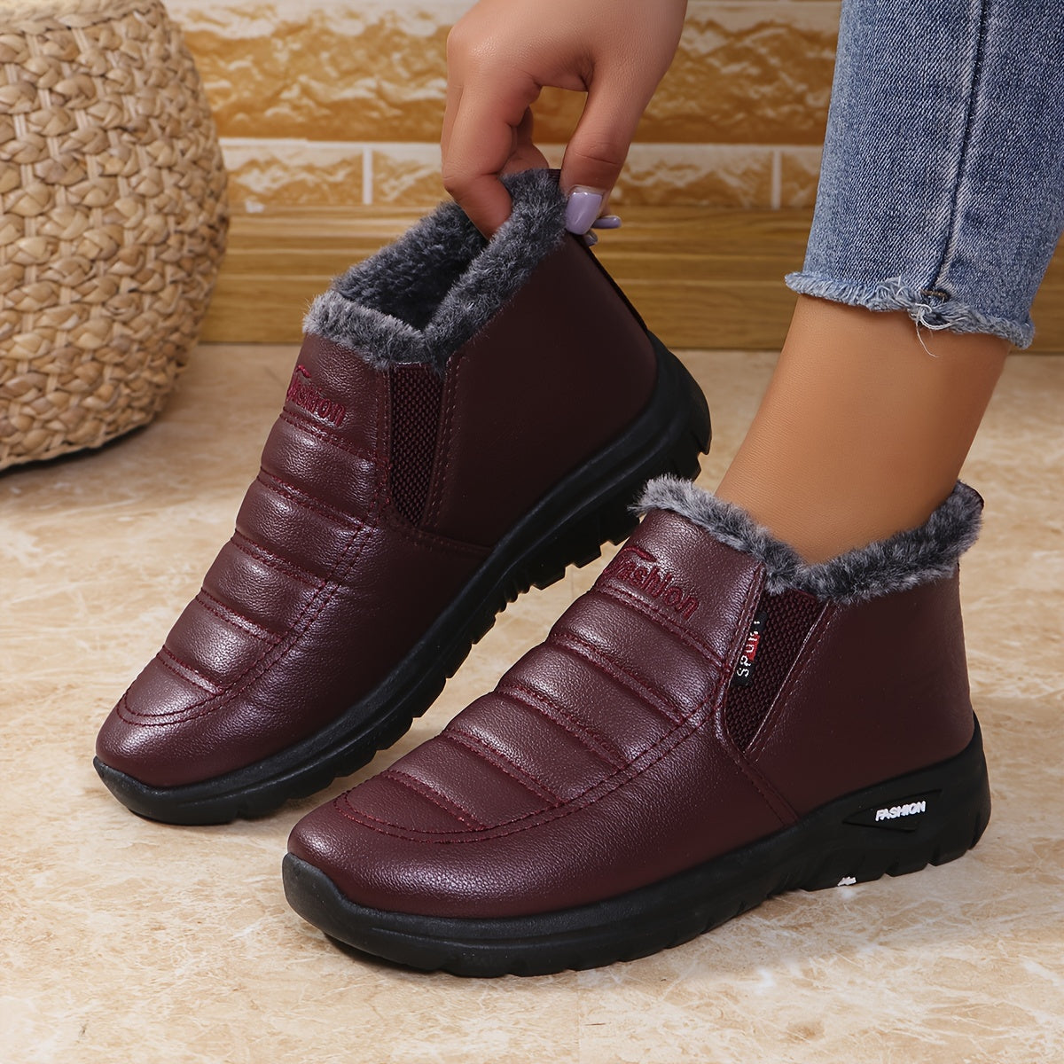 Descubre nuestros nuevos zapatos de invierno para mujer: ideales para exteriores, impermeables, antideslizantes y ultra cómodos. Con forro polar, te mantienen cálida y lista para cualquier aventura invernal.