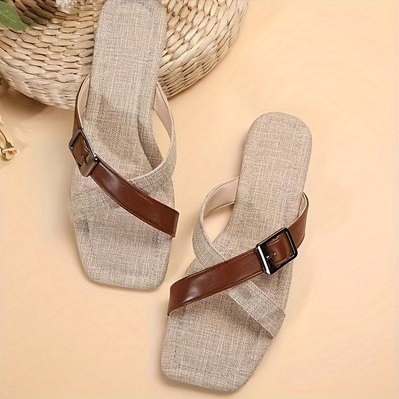 Sandalias tipo slide para mujer en elegante beige con tiras marrones. Fáciles de poner, con tacón plano y diseño abierto para máxima comodidad en verano. Suela de PVC duradera y forro de tela, ¡Estilo y confort en cada p