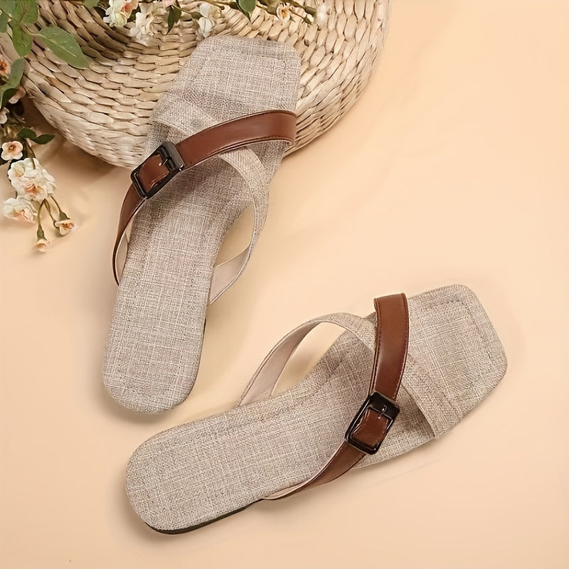 Sandalias tipo slide para mujer en elegante beige con tiras marrones. Fáciles de poner, con tacón plano y diseño abierto para máxima comodidad en verano. Suela de PVC duradera y forro de tela, ¡Estilo y confort en cada p