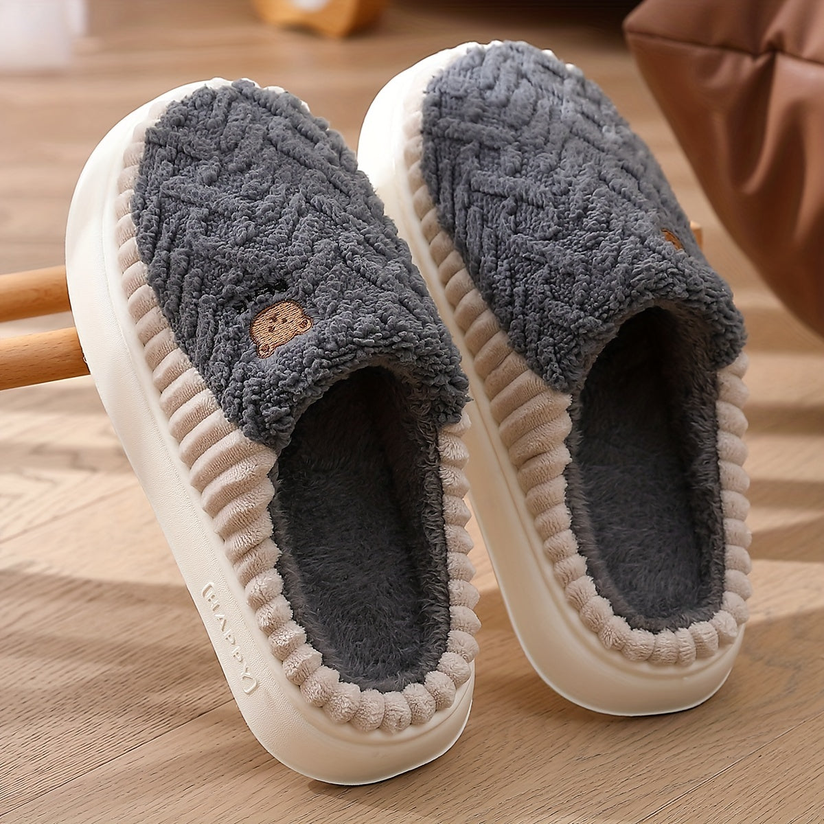 Pantuflas con estampado de osito para él y para ella: tejido de punto suave, forro polar grueso y suela EVA antideslizante en tonos marrón claro y crema. ¡El confort que tus pies merecen en casa!