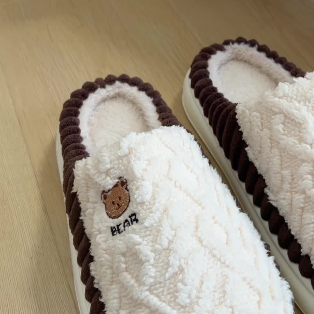 Pantuflas con estampado de osito para él y para ella: tejido de punto suave, forro polar grueso y suela EVA antideslizante en tonos marrón claro y crema. ¡El confort que tus pies merecen en casa!