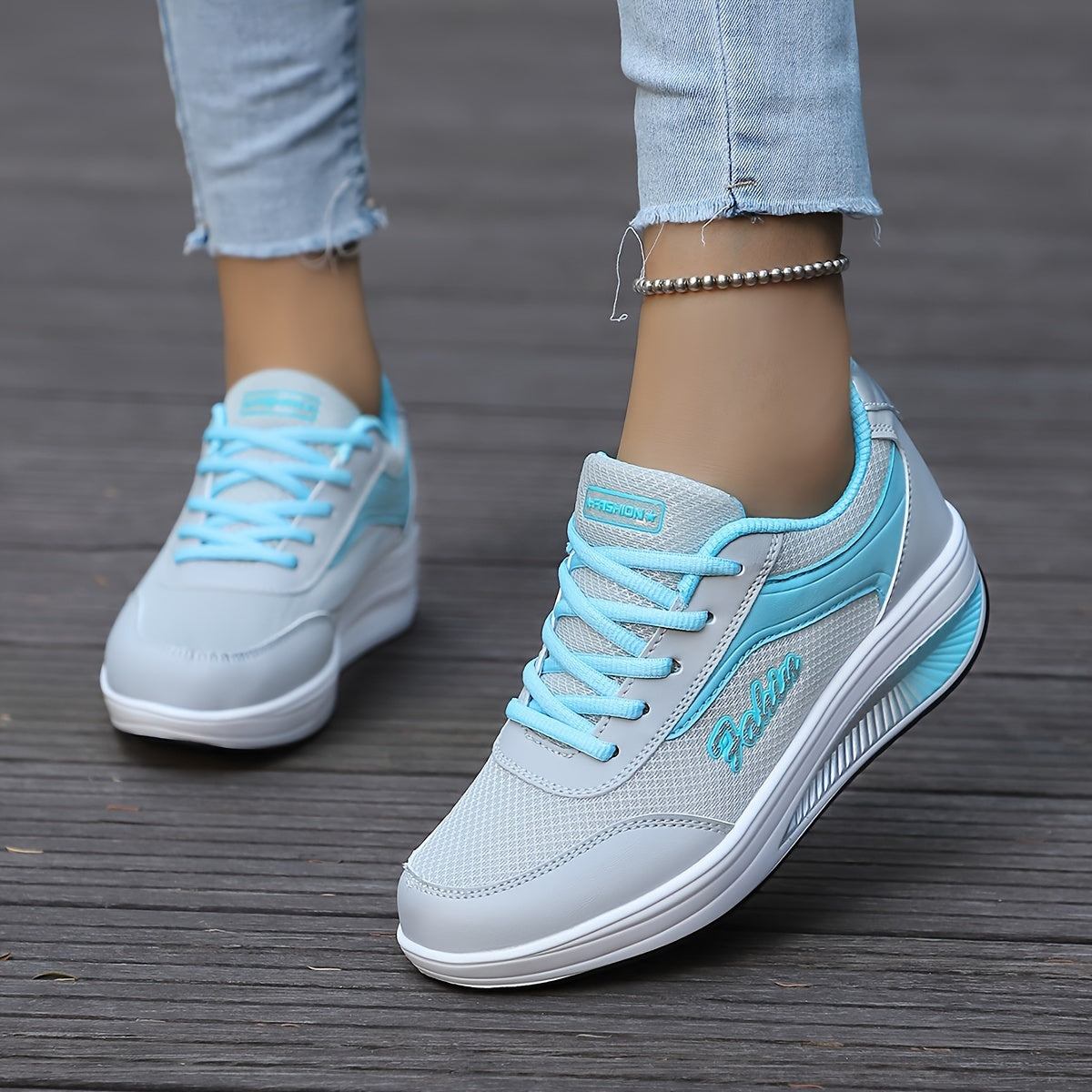 ¡Descubre el confort y el estilo en cada paso! Nuestras zapatillas de malla transpirable con plataforma y cordones combinan un diseño casual y moderno, perfectas para exteriores. Disponibles en tallas grandes.