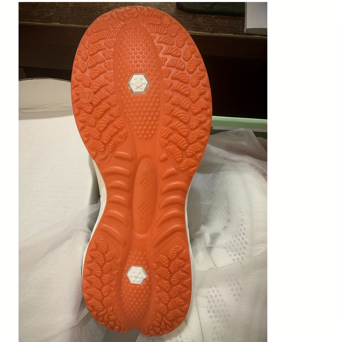 Zapatillas deportivas para mujer, transpirables y cómodas, de corte bajo en blanco con suela naranja. Con soporte estabilizador, ideales para todas las estaciones. Parte superior de tela transpirable y suela de goma para un rendimiento casual y seguro.