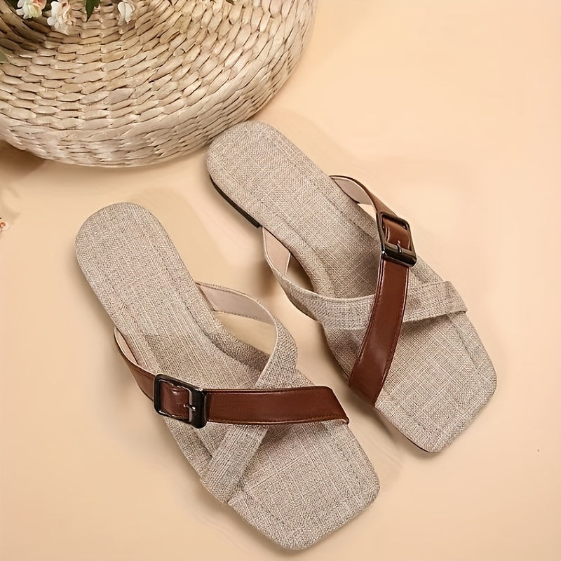 Sandalias tipo slide para mujer en elegante beige con tiras marrones. Fáciles de poner, con tacón plano y diseño abierto para máxima comodidad en verano. Suela de PVC duradera y forro de tela, ¡Estilo y confort en cada p