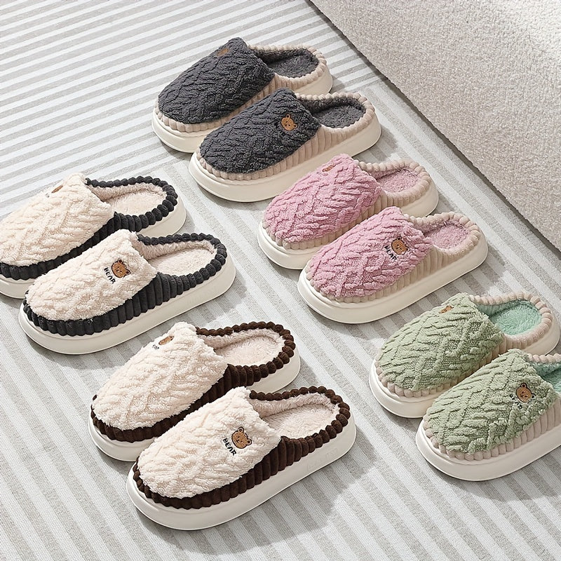 Pantuflas con estampado de osito para él y para ella: tejido de punto suave, forro polar grueso y suela EVA antideslizante en tonos marrón claro y crema. ¡El confort que tus pies merecen en casa!