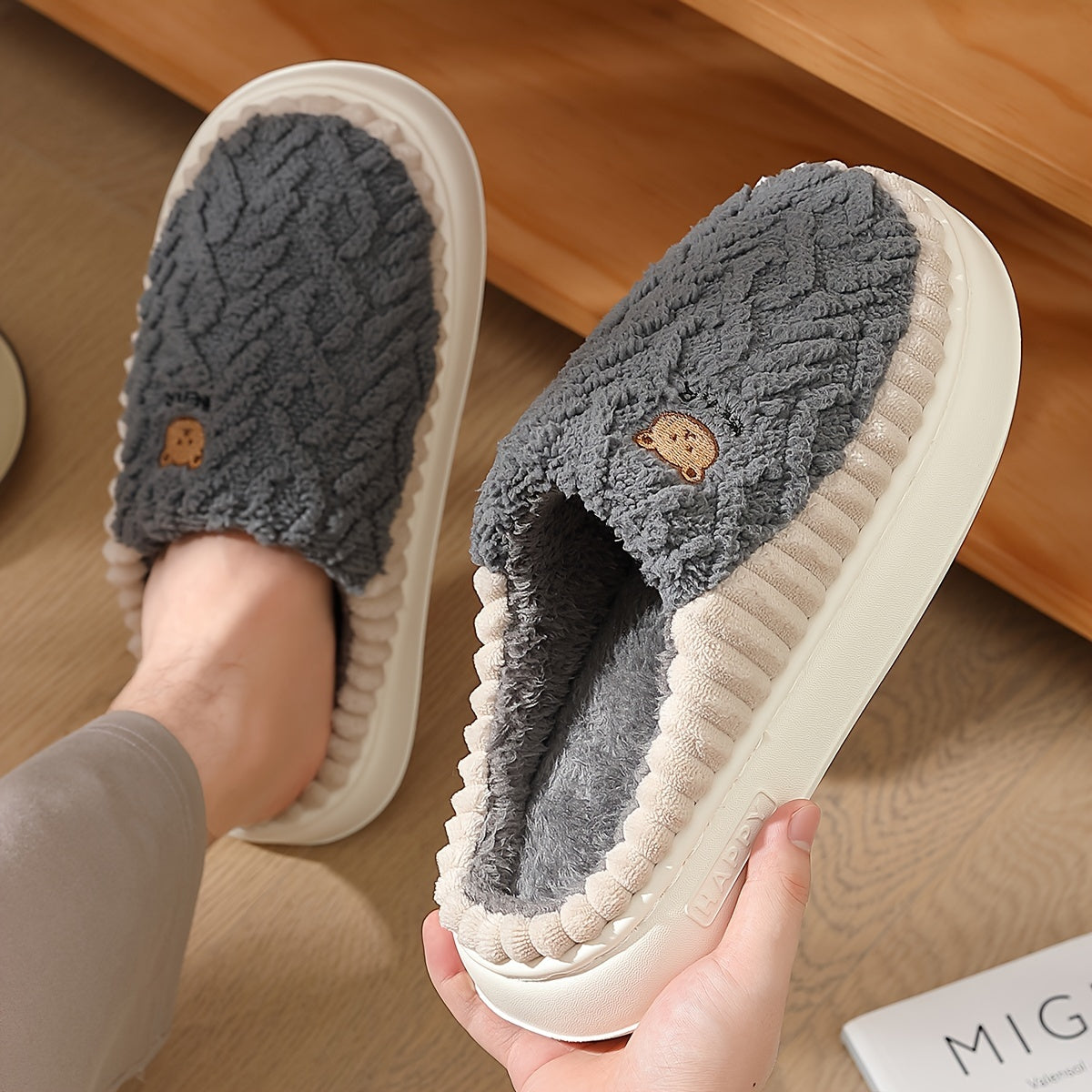 Pantuflas con estampado de osito para él y para ella: tejido de punto suave, forro polar grueso y suela EVA antideslizante en tonos marrón claro y crema. ¡El confort que tus pies merecen en casa!