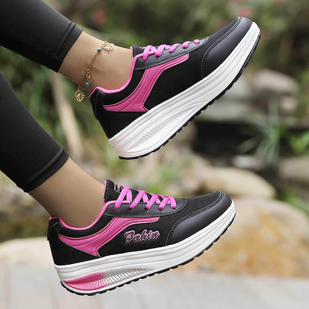 ¡Descubre el confort y el estilo en cada paso! Nuestras zapatillas de malla transpirable con plataforma y cordones combinan un diseño casual y moderno, perfectas para exteriores. Disponibles en tallas grandes.