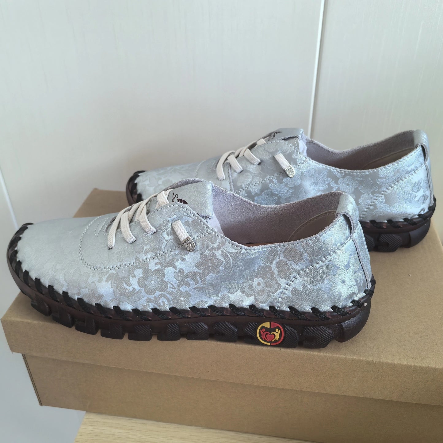 Zapatillas Elegantes con Detalles Florales y Suela con Corazón – Inspiradas en el Amor Maternal
