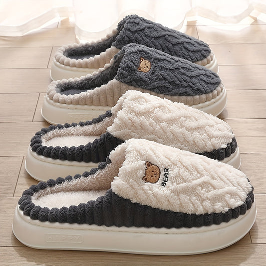 Pantuflas con estampado de osito para él y para ella: tejido de punto suave, forro polar grueso y suela EVA antideslizante en tonos marrón claro y crema. ¡El confort que tus pies merecen en casa!