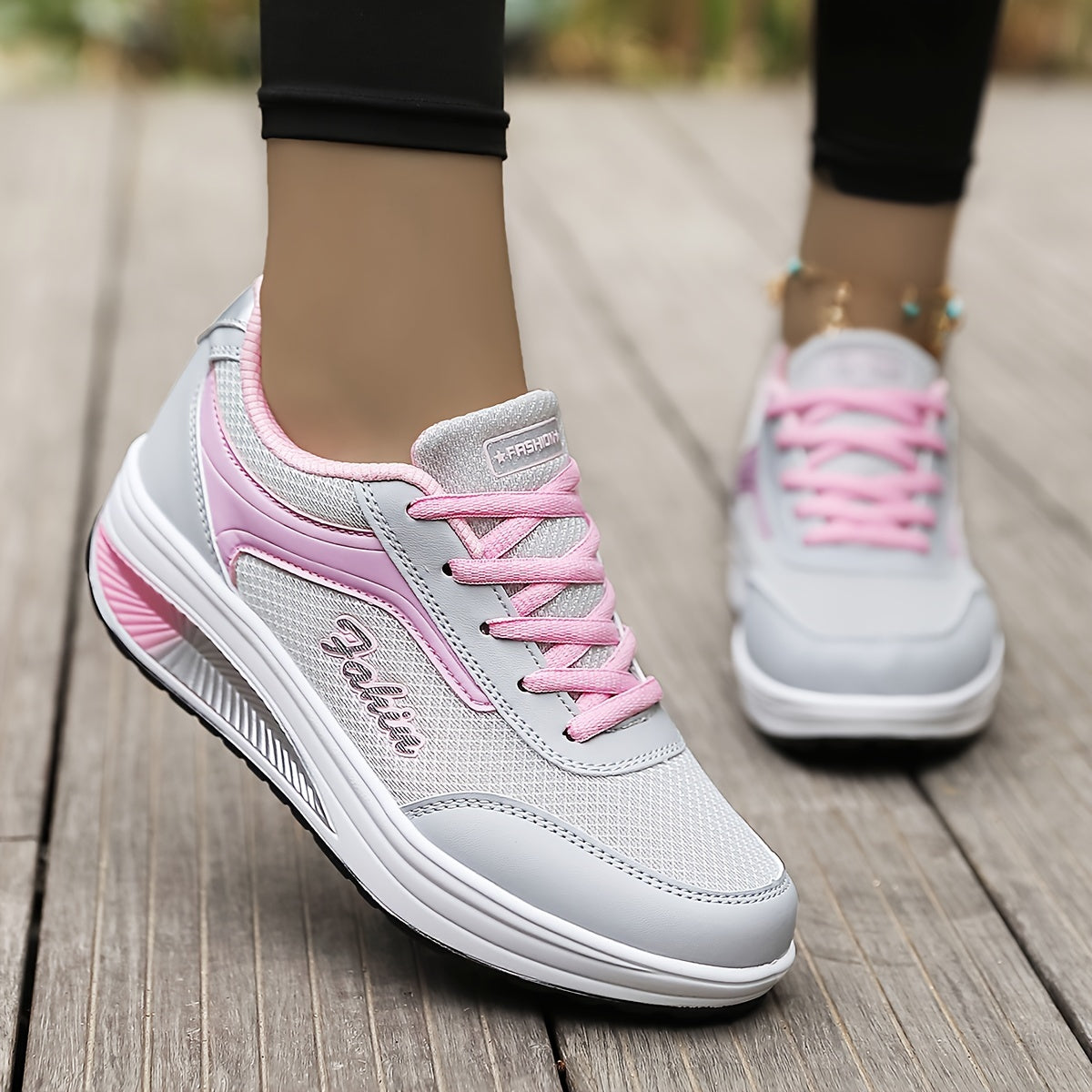 ¡Descubre el confort y el estilo en cada paso! Nuestras zapatillas de malla transpirable con plataforma y cordones combinan un diseño casual y moderno, perfectas para exteriores. Disponibles en tallas grandes.