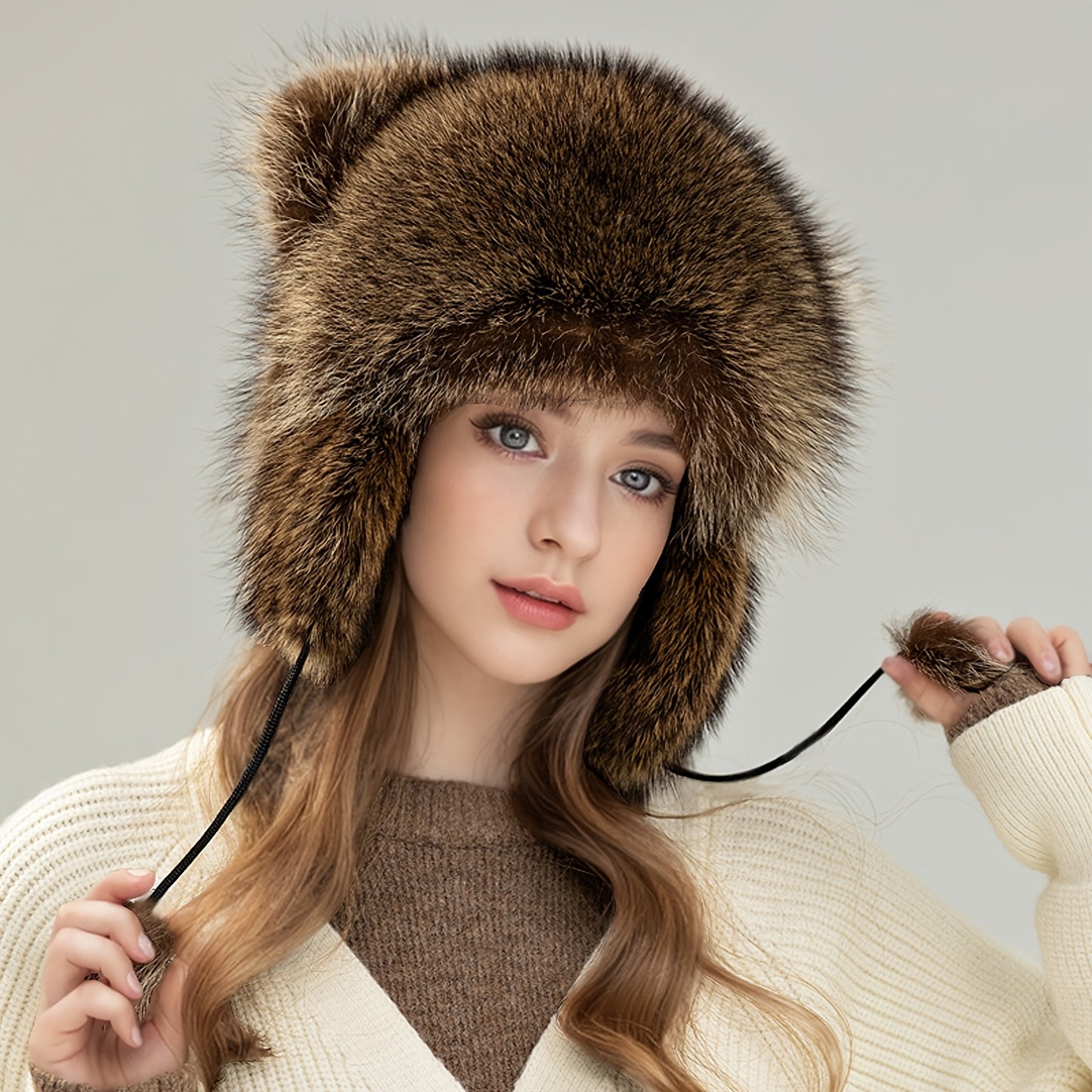 Gorro de Invierno con Borla de Piel Sintética y Cola de Mapache - Diseño Cálido y Divertido 🐾❄️