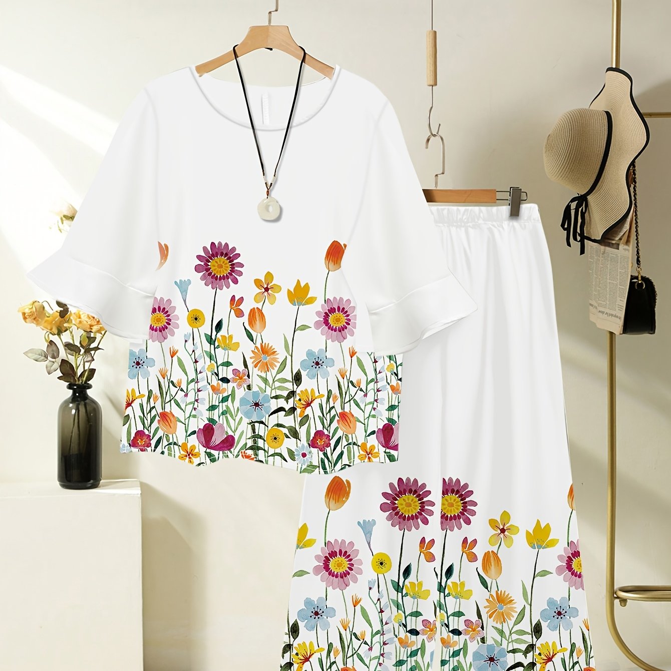 Top de Manga Corta con Estampado Floral Fresco para Damas, Combinado con Pantalones de Pierna Ancha y Cintura Elástica.