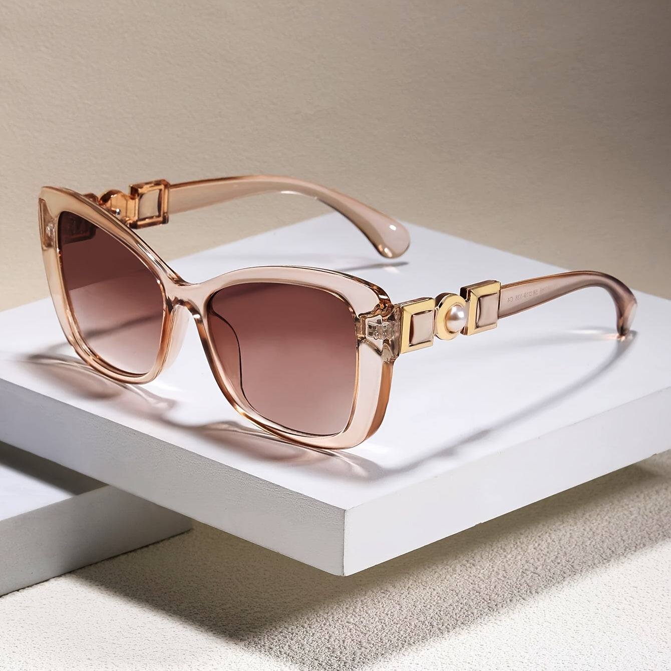 Gafas de Moda para Mujer – Diseño Cat-Eye con Montura Negra y Detalles Dorados
