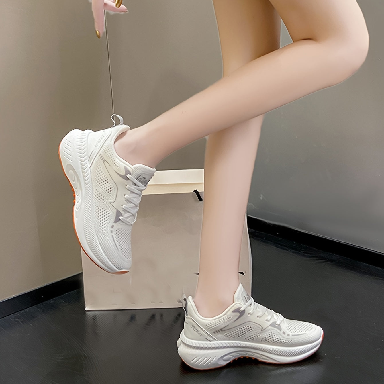 Zapatillas deportivas para mujer, transpirables y cómodas, de corte bajo en blanco con suela naranja. Con soporte estabilizador, ideales para todas las estaciones. Parte superior de tela transpirable y suela de goma para un rendimiento casual y seguro.