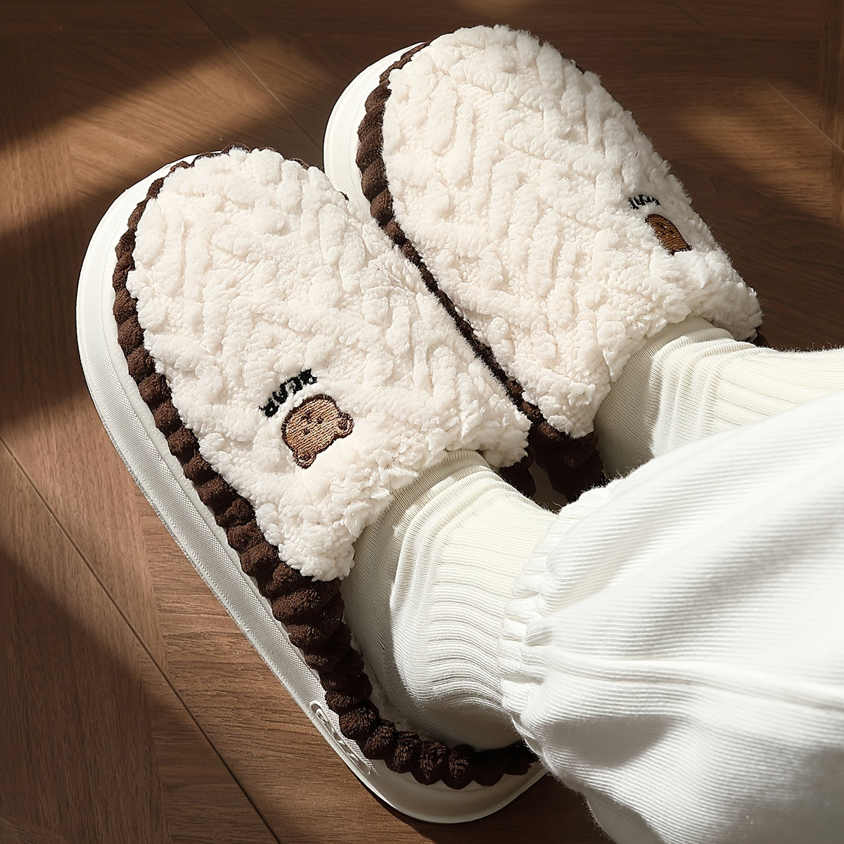 Pantuflas con estampado de osito para él y para ella: tejido de punto suave, forro polar grueso y suela EVA antideslizante en tonos marrón claro y crema. ¡El confort que tus pies merecen en casa!