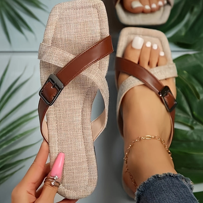 Sandalias tipo slide para mujer en elegante beige con tiras marrones. Fáciles de poner, con tacón plano y diseño abierto para máxima comodidad en verano. Suela de PVC duradera y forro de tela, ¡Estilo y confort en cada p