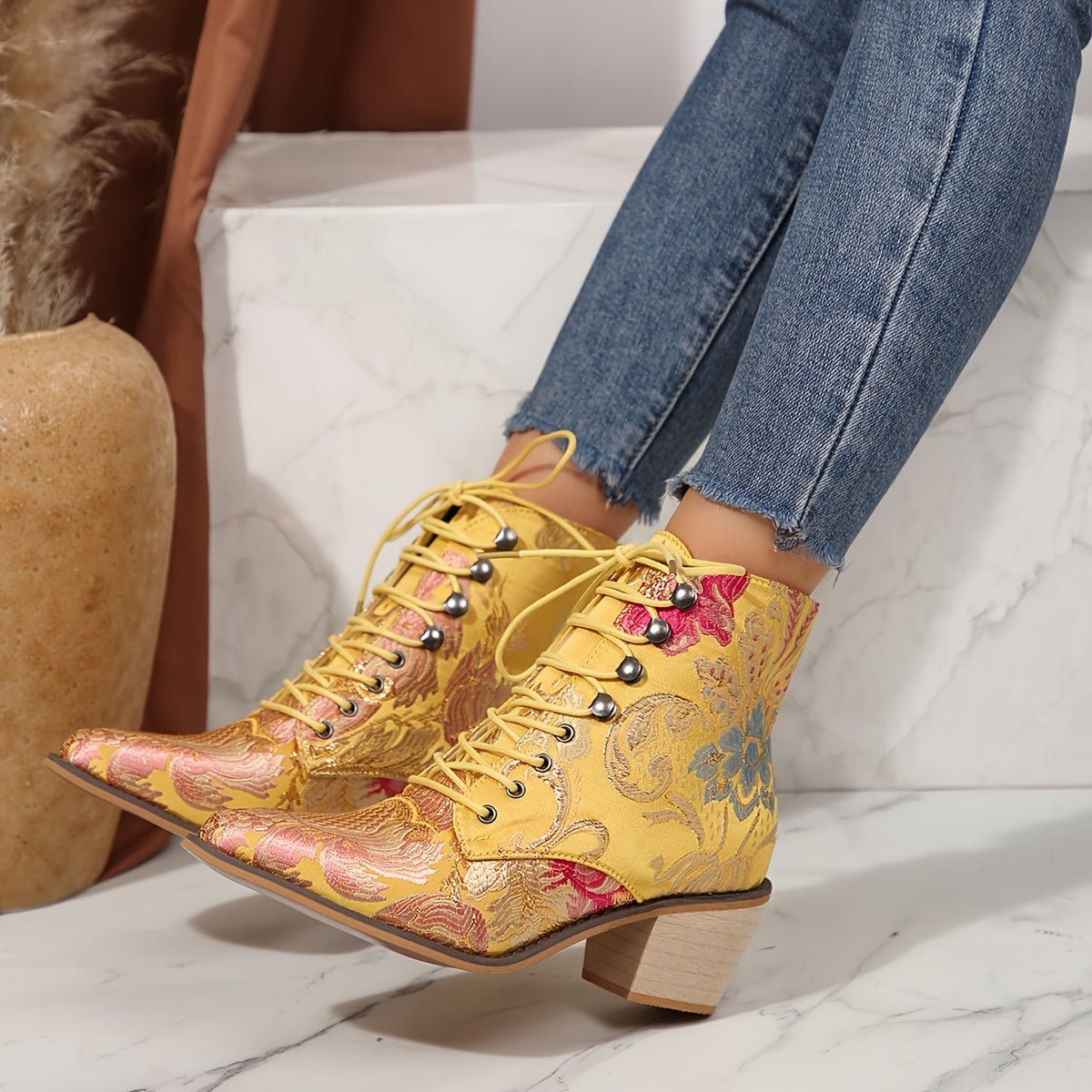 🌹 Botines con Bordado Floral y Tacón Alto para Mujer – Encanto Europeo y Pasos con Personalidad 🌹