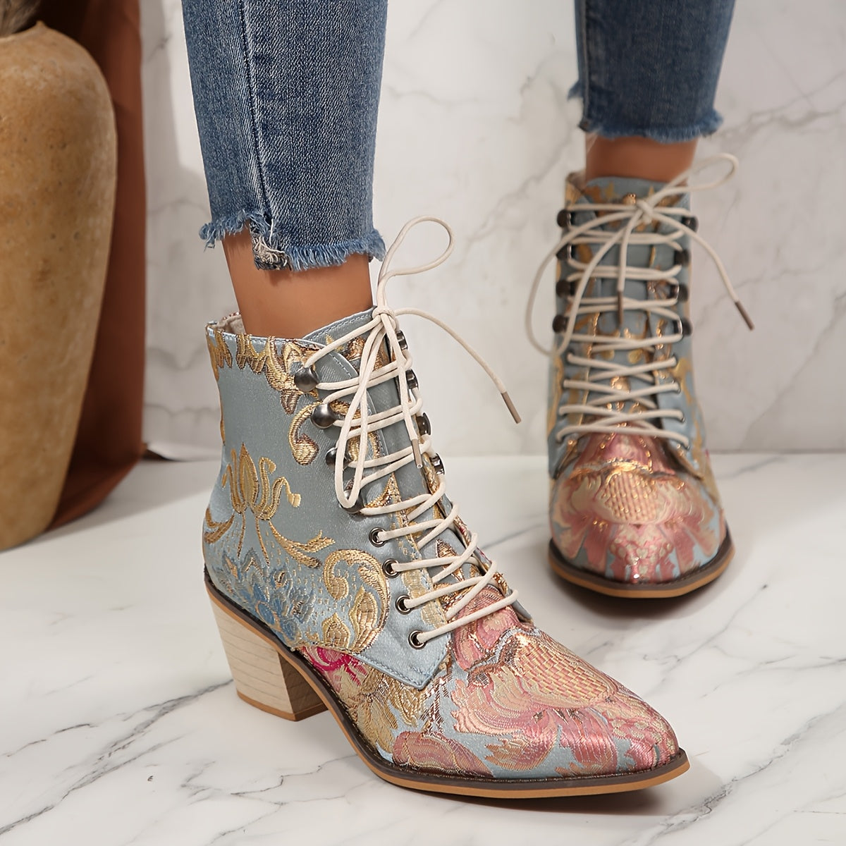 🌹 Botines con Bordado Floral y Tacón Alto para Mujer – Encanto Europeo y Pasos con Personalidad 🌹