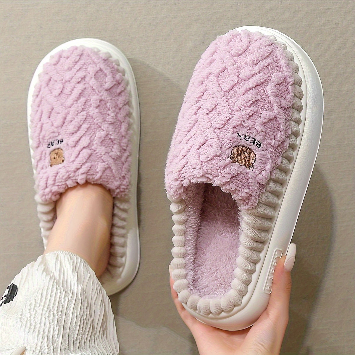 Pantuflas con estampado de osito para él y para ella: tejido de punto suave, forro polar grueso y suela EVA antideslizante en tonos marrón claro y crema. ¡El confort que tus pies merecen en casa!