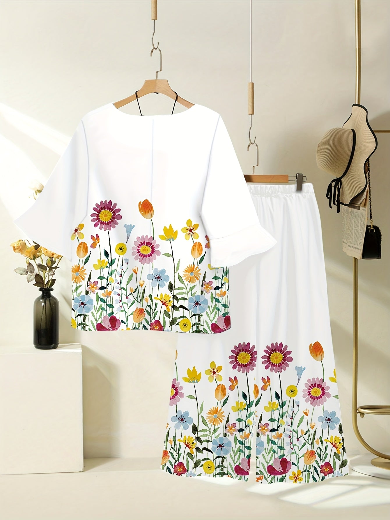 Top de Manga Corta con Estampado Floral Fresco para Damas, Combinado con Pantalones de Pierna Ancha y Cintura Elástica.