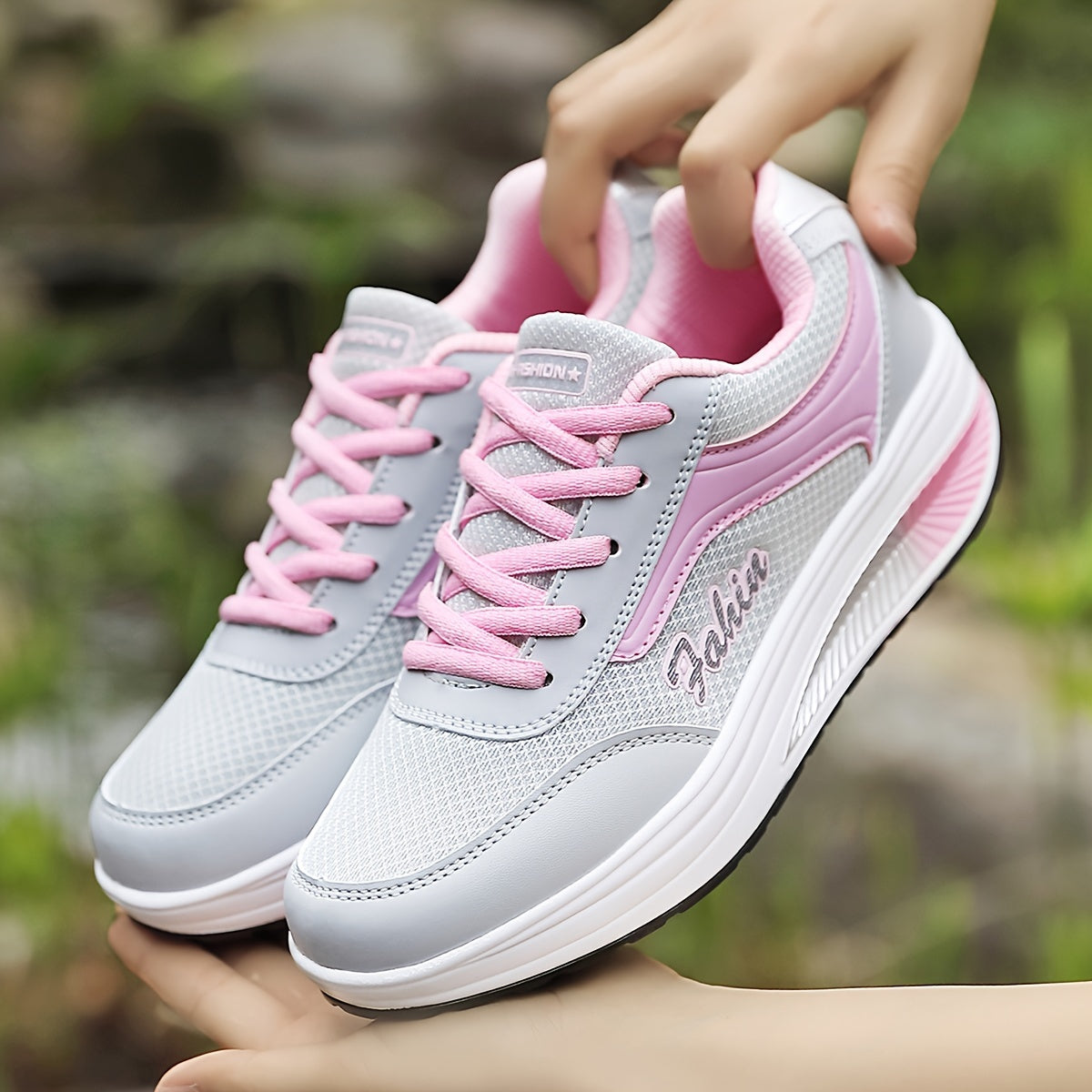 ¡Descubre el confort y el estilo en cada paso! Nuestras zapatillas de malla transpirable con plataforma y cordones combinan un diseño casual y moderno, perfectas para exteriores. Disponibles en tallas grandes.