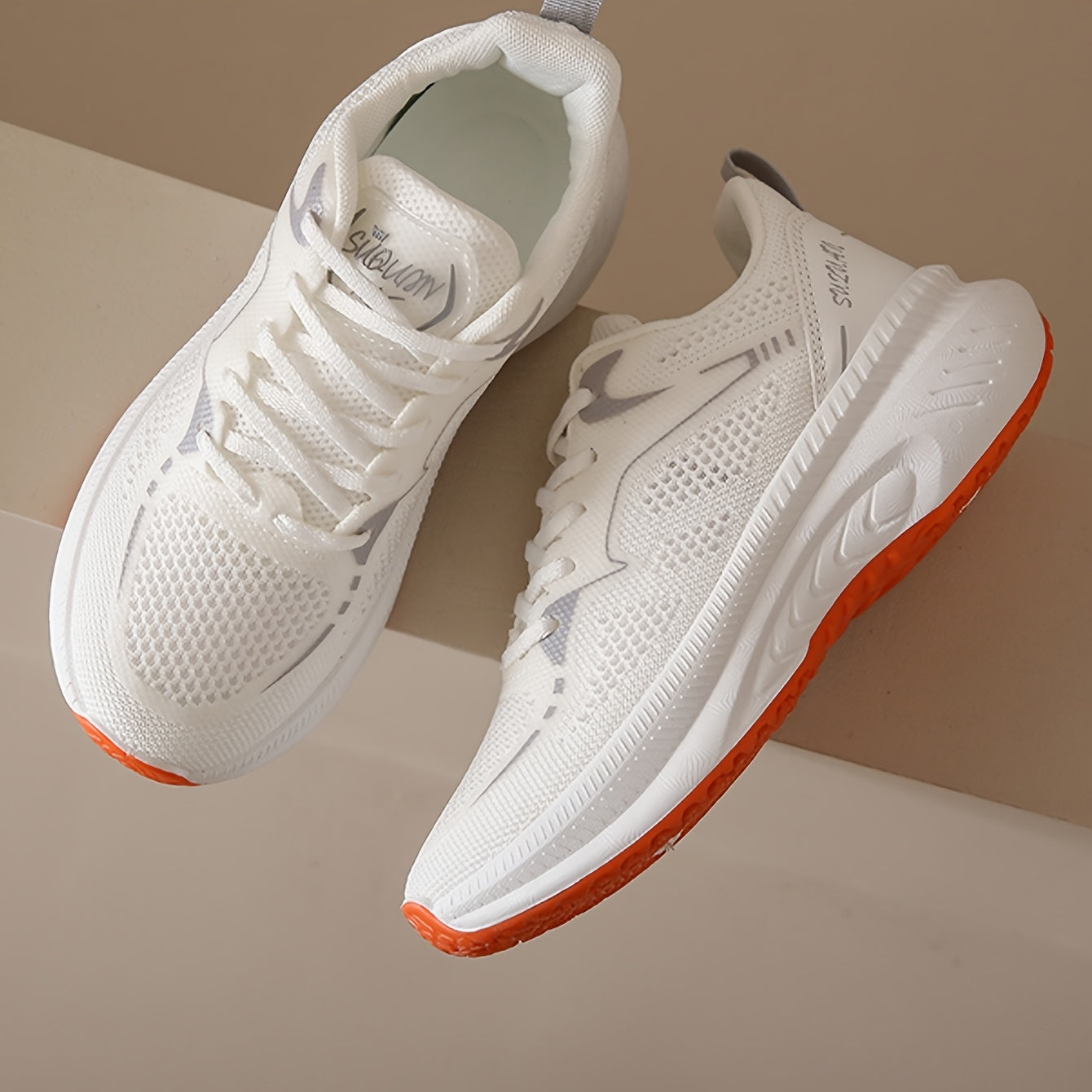 Zapatillas deportivas para mujer, transpirables y cómodas, de corte bajo en blanco con suela naranja. Con soporte estabilizador, ideales para todas las estaciones. Parte superior de tela transpirable y suela de goma para un rendimiento casual y seguro.