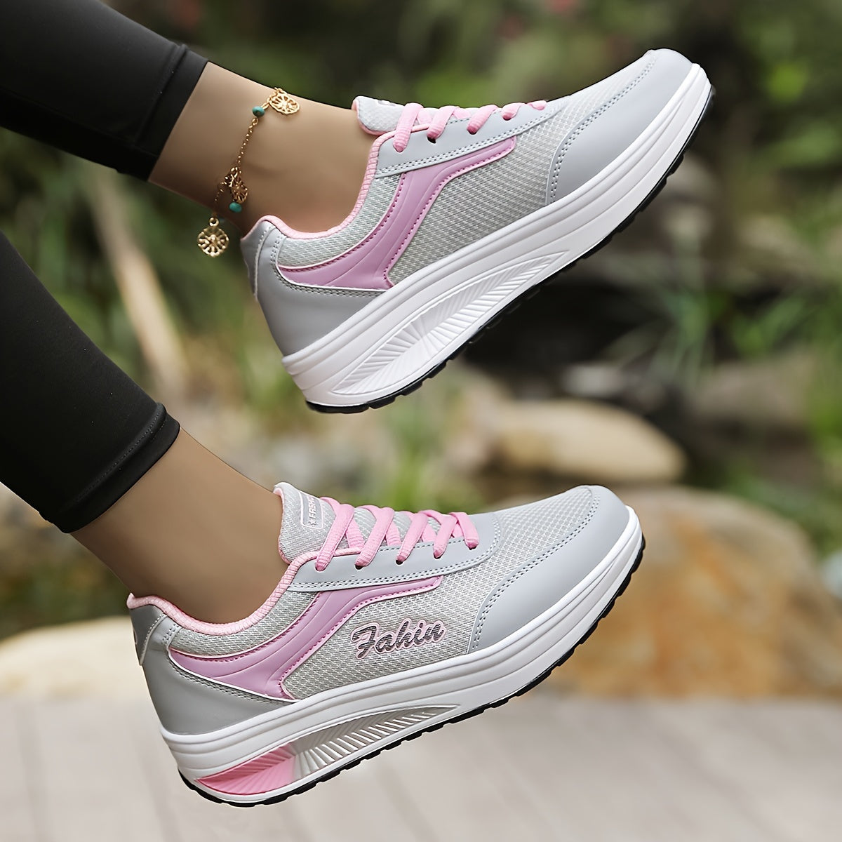 ¡Descubre el confort y el estilo en cada paso! Nuestras zapatillas de malla transpirable con plataforma y cordones combinan un diseño casual y moderno, perfectas para exteriores. Disponibles en tallas grandes.