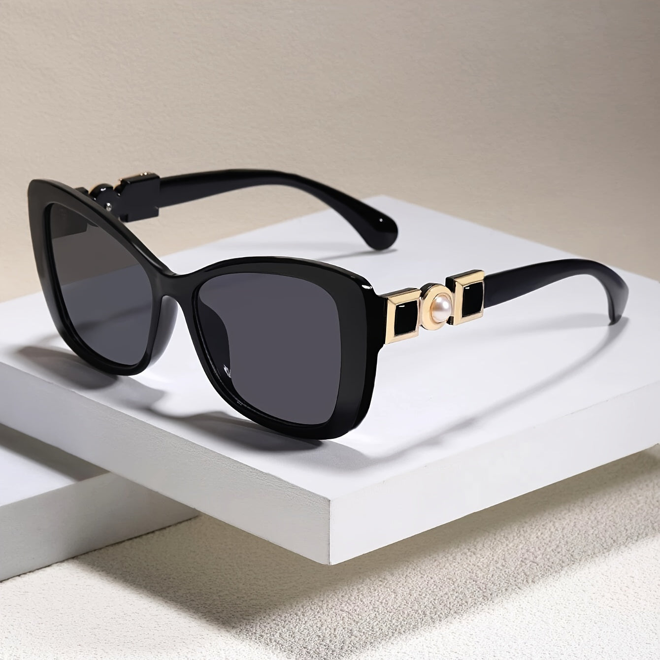 Gafas de Moda para Mujer – Diseño Cat-Eye con Montura Negra y Detalles Dorados