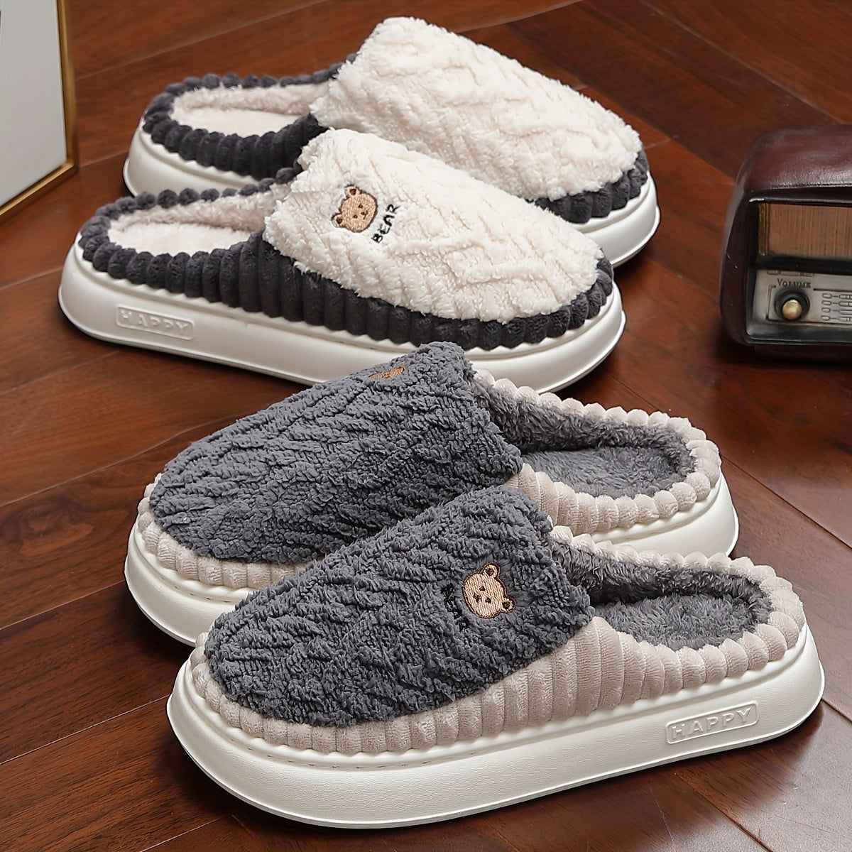 Pantuflas con estampado de osito para él y para ella: tejido de punto suave, forro polar grueso y suela EVA antideslizante en tonos marrón claro y crema. ¡El confort que tus pies merecen en casa!