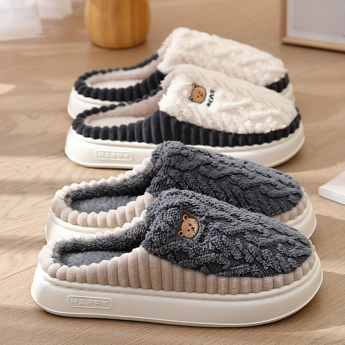 Pantuflas con estampado de osito para él y para ella: tejido de punto suave, forro polar grueso y suela EVA antideslizante en tonos marrón claro y crema. ¡El confort que tus pies merecen en casa!