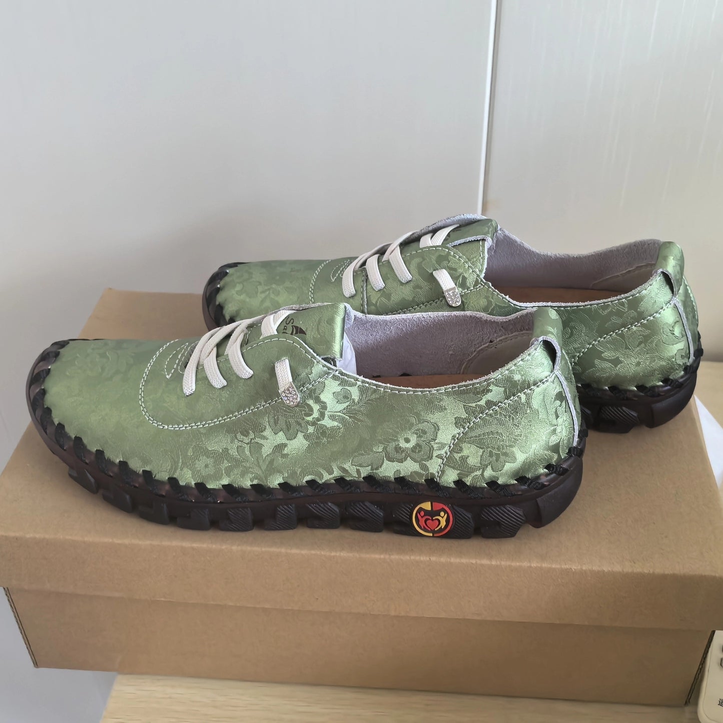 Zapatillas Elegantes con Detalles Florales y Suela con Corazón – Inspiradas en el Amor Maternal