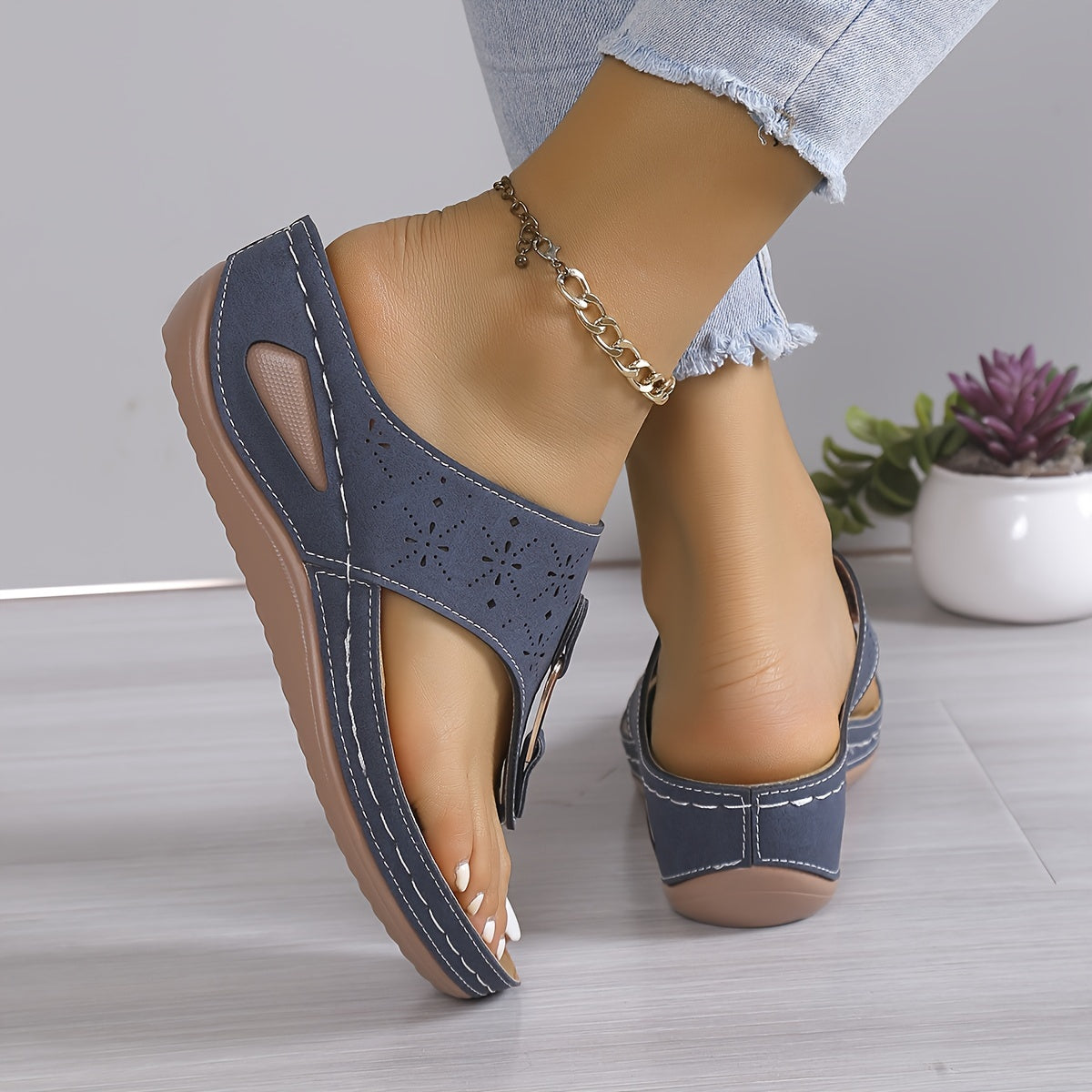 Chanclas elegantes con tacón de cuña