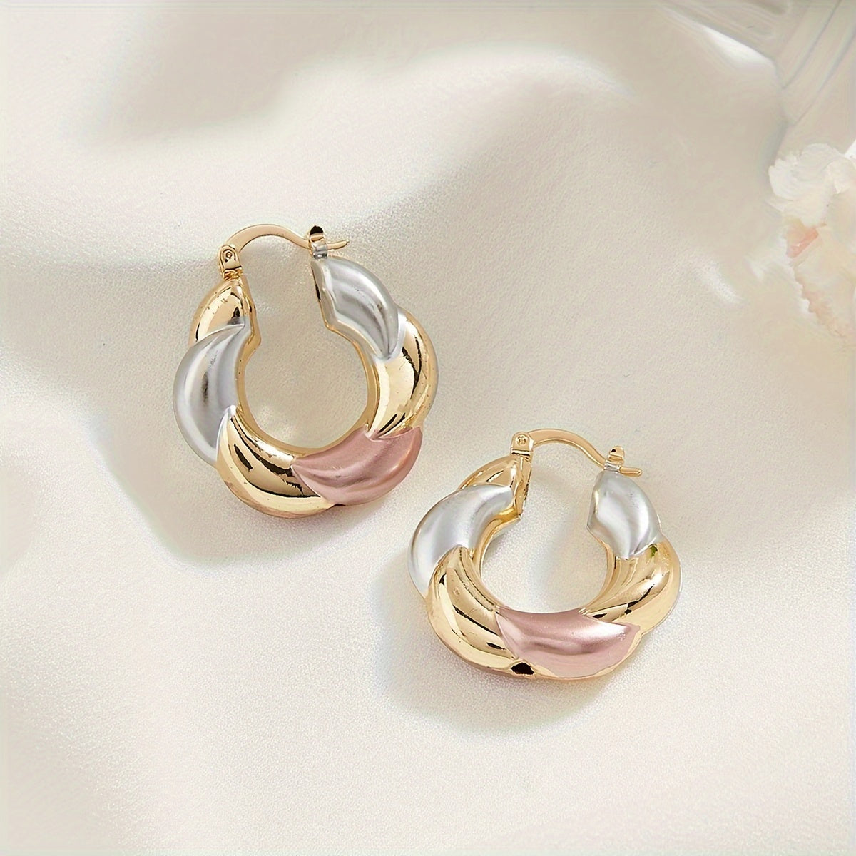 ¡Par de pendientes onda tricolor! Un diseño simple y adorable, ideal como regalo y para el uso diario. ¡Eleva tu estilo con un toque fresco y original!