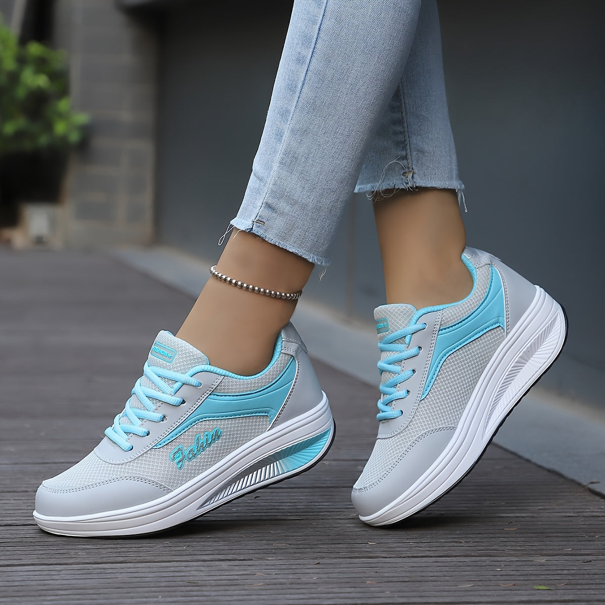 ¡Descubre el confort y el estilo en cada paso! Nuestras zapatillas de malla transpirable con plataforma y cordones combinan un diseño casual y moderno, perfectas para exteriores. Disponibles en tallas grandes.