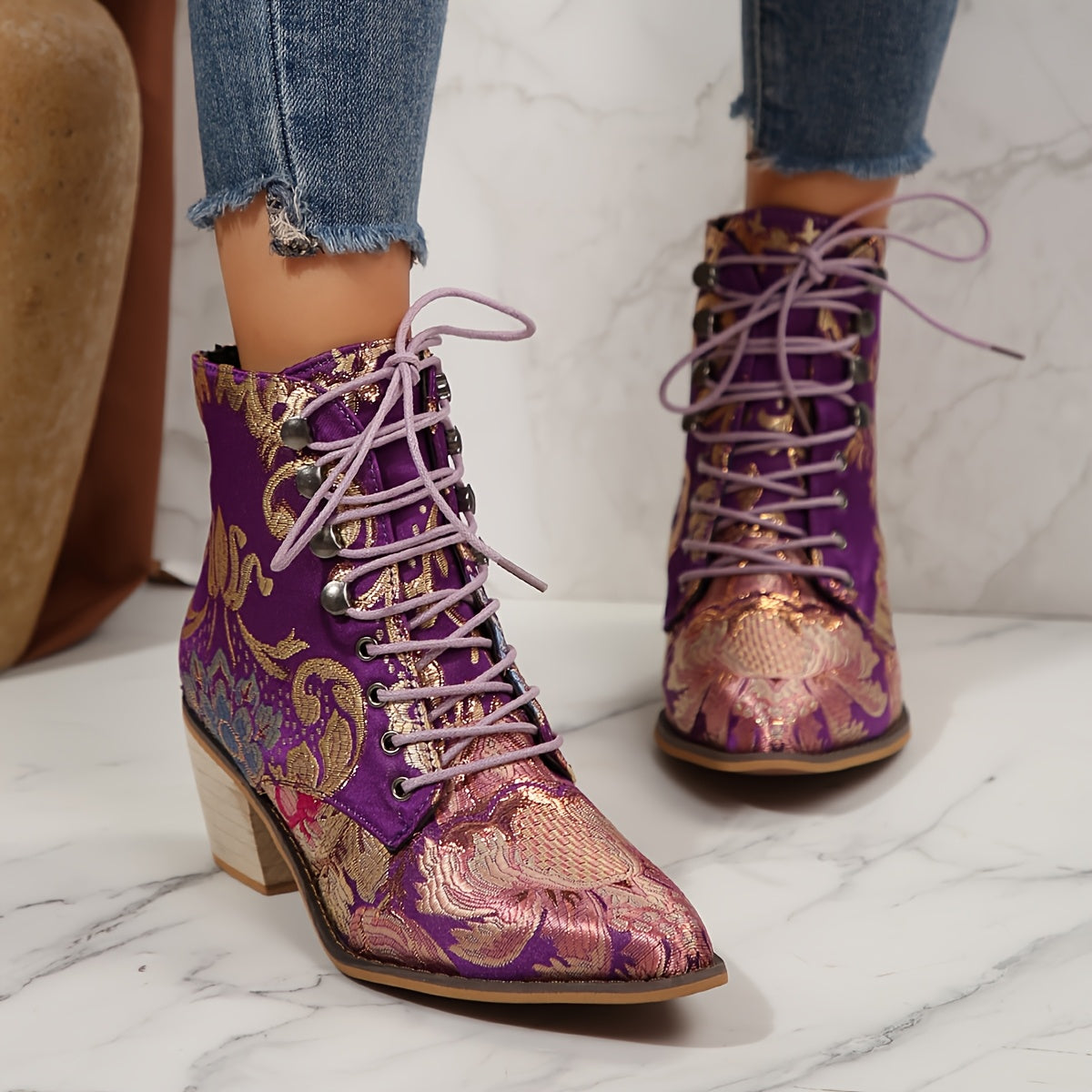 🌹 Botines con Bordado Floral y Tacón Alto para Mujer – Encanto Europeo y Pasos con Personalidad 🌹