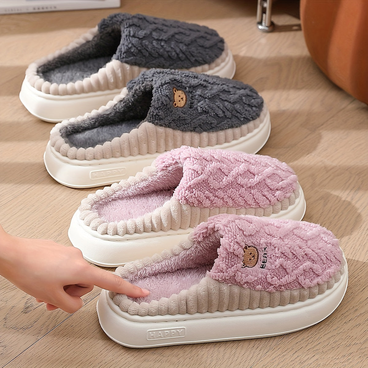 Pantuflas con estampado de osito para él y para ella: tejido de punto suave, forro polar grueso y suela EVA antideslizante en tonos marrón claro y crema. ¡El confort que tus pies merecen en casa!