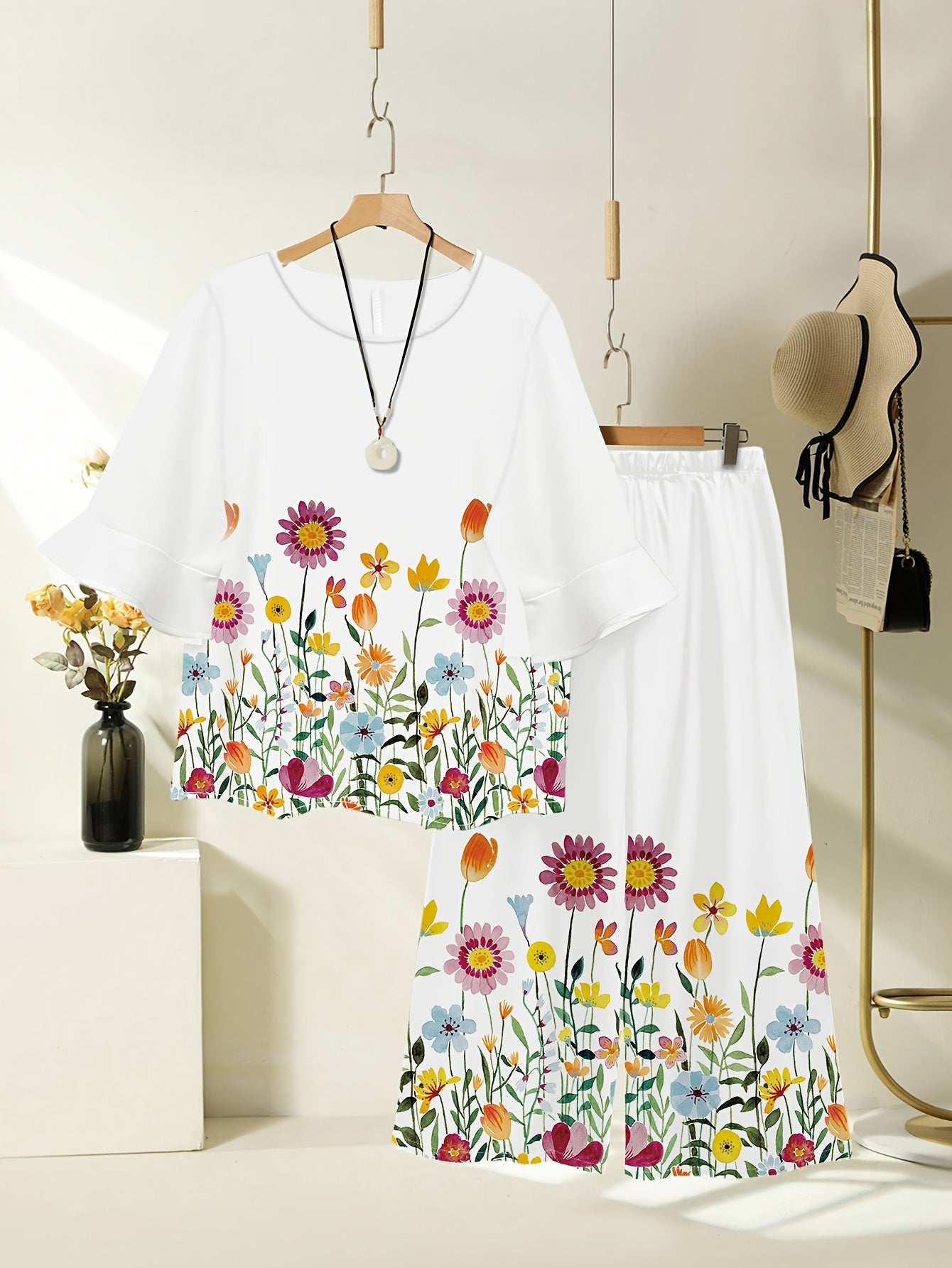 Top de Manga Corta con Estampado Floral Fresco para Damas, Combinado con Pantalones de Pierna Ancha y Cintura Elástica.