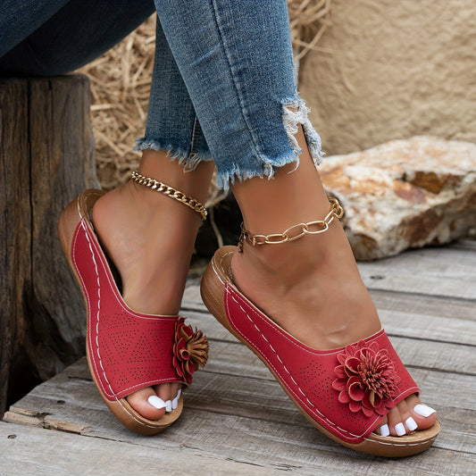 Descubre nuestras sandalias de confort chic, adornadas con detalles florales. Con suela de poliuretano suave, tacón plano y diseño slip-on en color sólido con plataforma gruesa, te brindan soporte y estilo todo el día. ¡