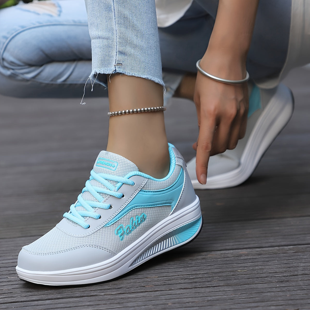 ¡Descubre el confort y el estilo en cada paso! Nuestras zapatillas de malla transpirable con plataforma y cordones combinan un diseño casual y moderno, perfectas para exteriores. Disponibles en tallas grandes.